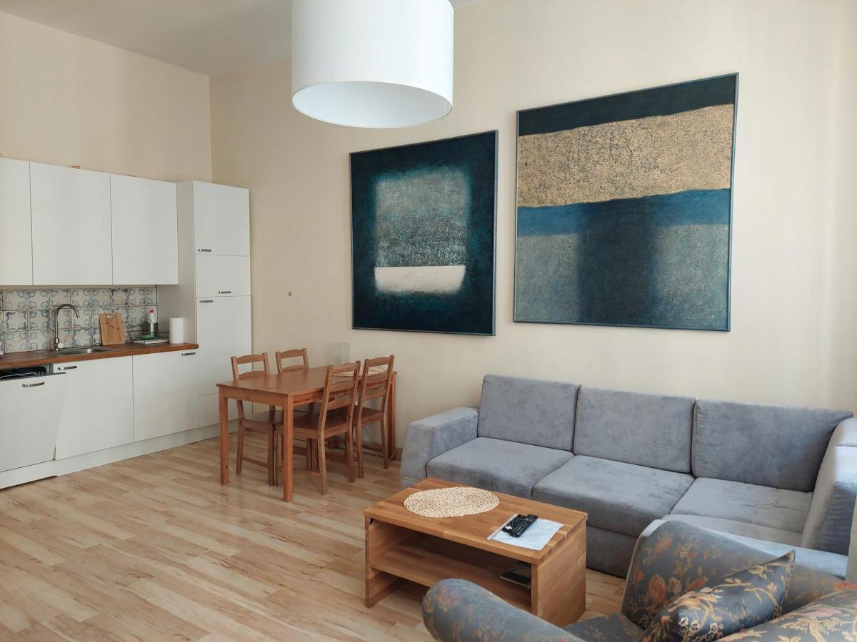 Apartment Good Night In - Aries